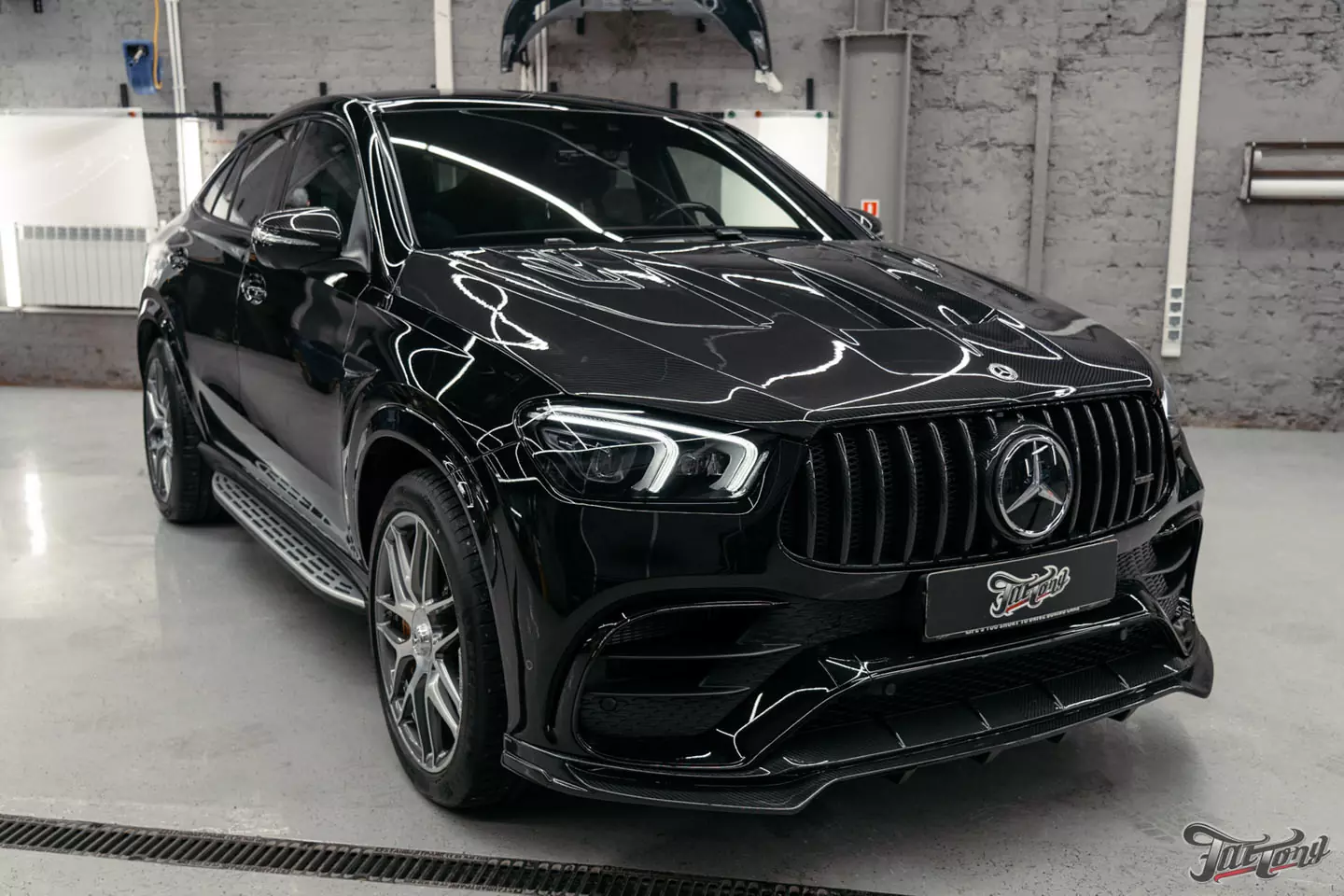 Выкинули BURMESTER 3D из нового Mercedes GLE 63S и установили новую акустическую систему. Выполнили комплексную шумоизоляцию, построили выхлопную систему, установили обвес Larte, оклеили полиуретаном